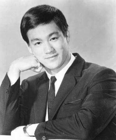 李小龙曾因血统和肤色遭歧视,美国人问其是哪