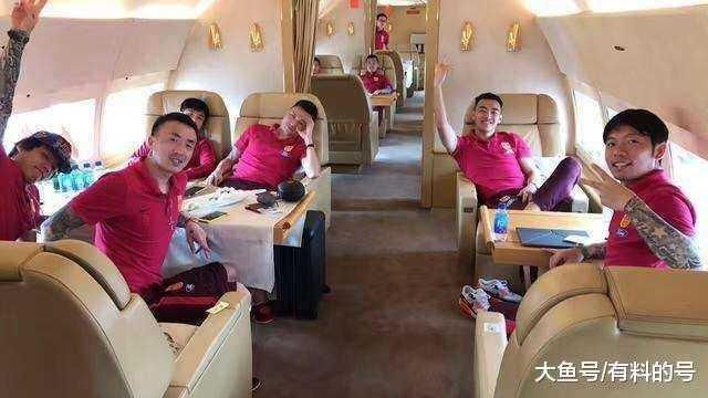 国足个个开豪车,为什么球技这么烂?网友:就是