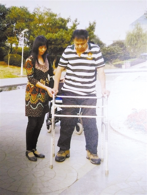 2008年的一次意外,造成他下肢瘫痪,一辈子只能在轮椅上度过.