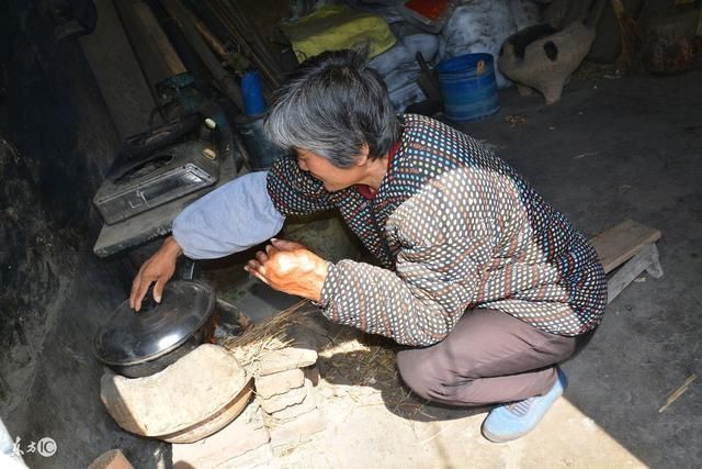 2018年农村低保每个月涨几十元,今年将严查假