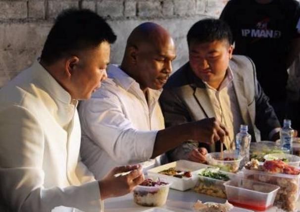 明星片场吃饭差别大,杨颖九菜一汤,而她吃方便