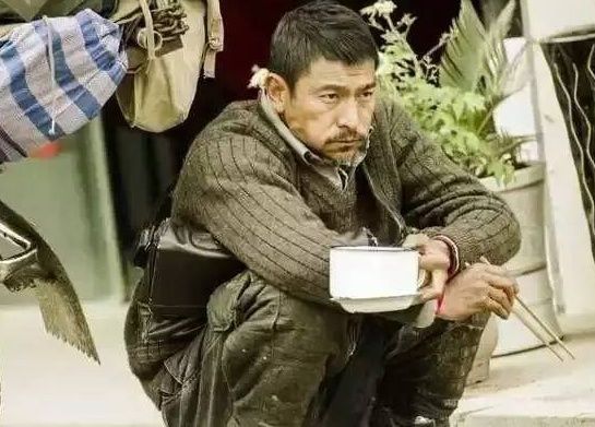 明星剧组吃饭大不同,杨颖九菜一汤,而她吃个方