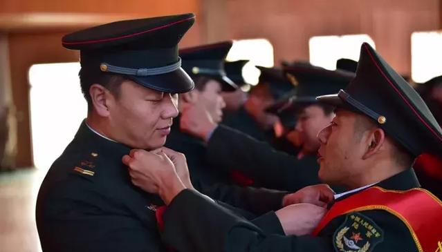 退伍老兵最牵挂不下的"战友":走后不吃不喝,老兵流着眼泪返回