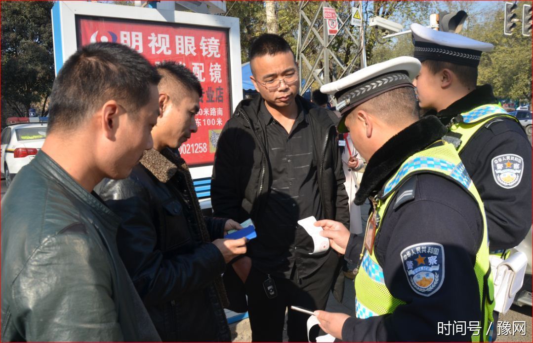 中牟县实施机动车限行首日 交警人性化执法获