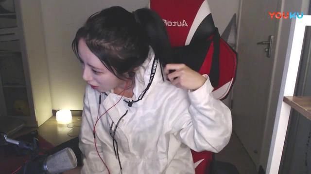 斗鱼呆妹儿给粉丝签名,网友:应该让她签吉昕薇