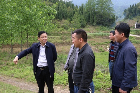 新化县国土资源局:党员干部与贫困户结对子增