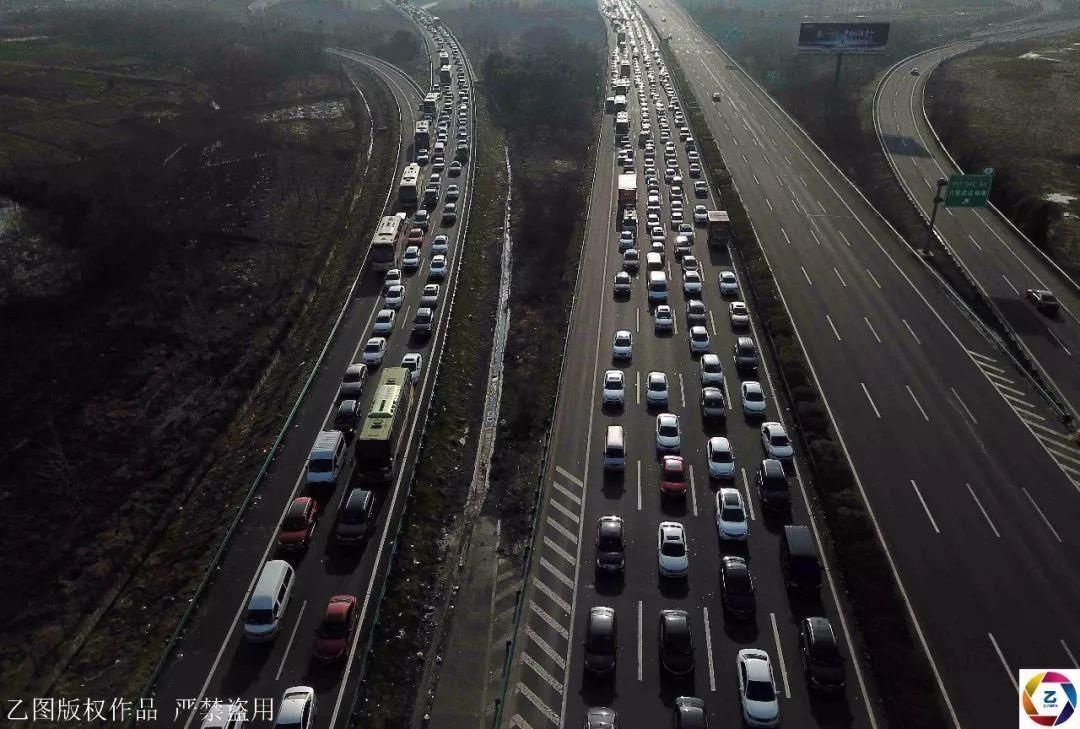 航拍高速公路春节后返程, 一边拥堵一边可开客