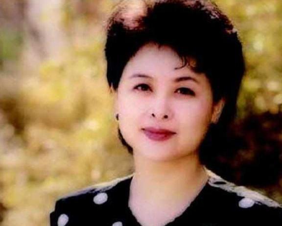 央视主持肖晓琳肠癌去世,医生:预防肠癌,这3种