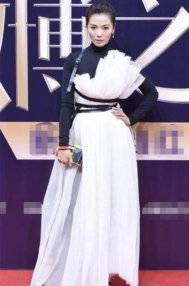 刘涛穿的这件礼服像包了一束卫生纸,相似的穿