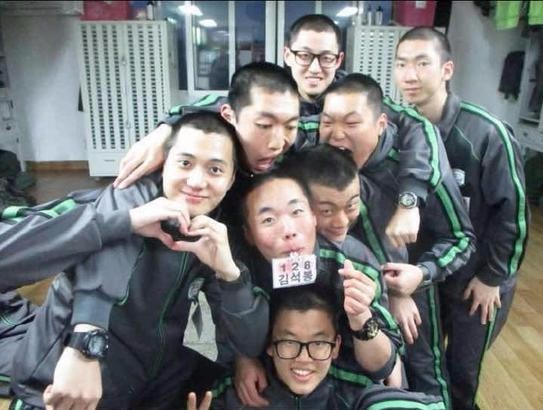 韩星当兵剃寸头,没发型的小五宋仲基成这样 韩星当兵剃寸头,没发型的小五宋仲基成这样