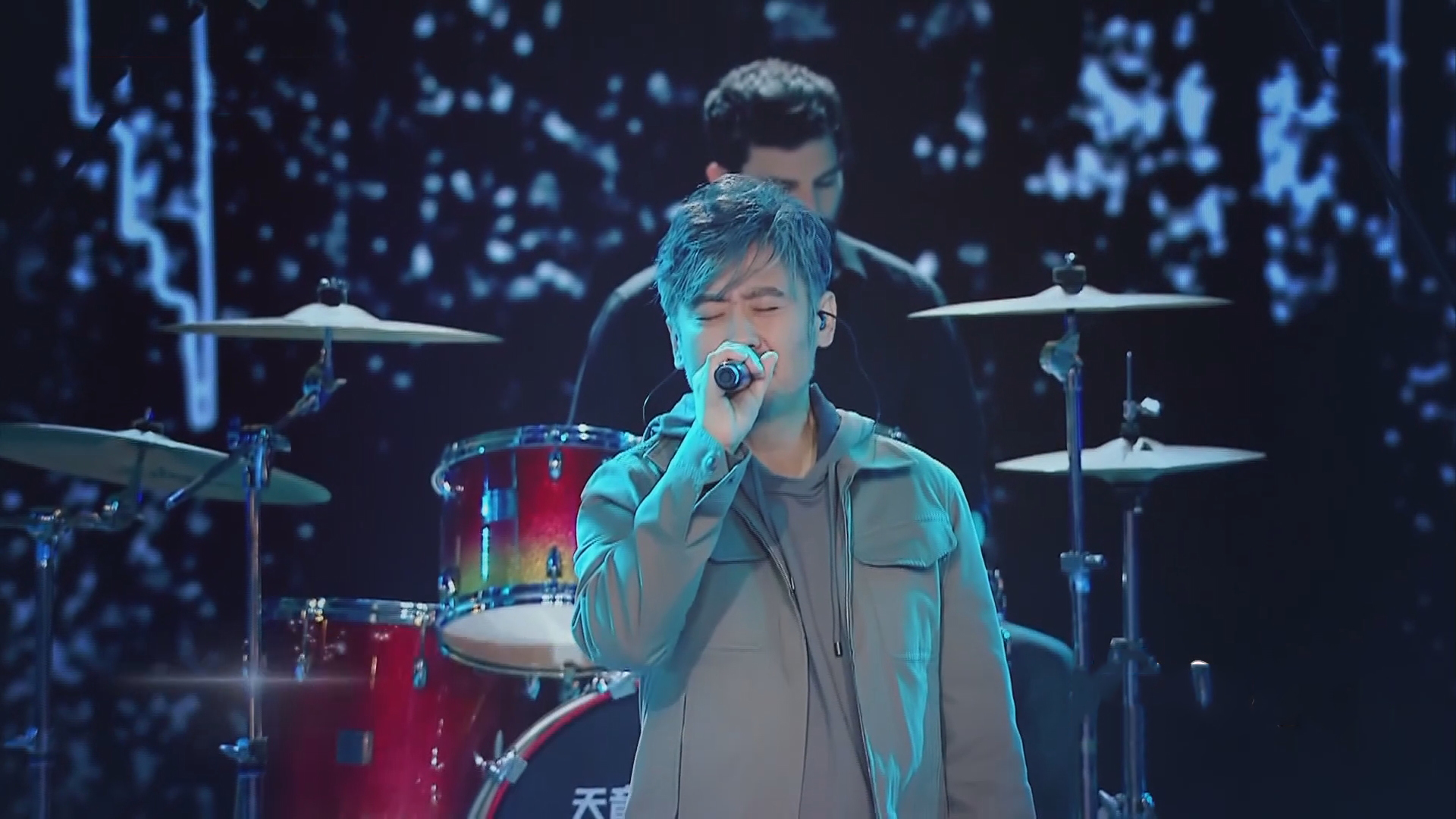 吴秀波秀舞技嗨唱《我是一只小小鸟》