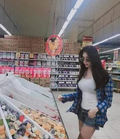 幽默段子:初二的课堂上,看到邻座女生凳子在往