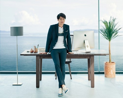 组图:赵寅成拍时尚写真型男魅力 大长腿惹人羡