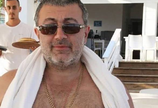 最近，57岁的哈查图里被人看到死在公寓的电梯边，身上被刺了数十刀。三姐妹向警察坦白，她们一起杀了自己的父亲，并宣称三人遭遇了父亲多年的欺负。克里斯蒂娜说：“我讨厌他，我希望他离开，永远不要回来。”