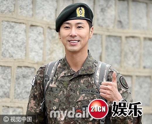 东方神起队长郑允浩退伍脸变沧桑 帅气敬军礼挥手比赞 东方神起队长郑允浩退伍脸变沧桑 帅气敬军礼挥手比赞