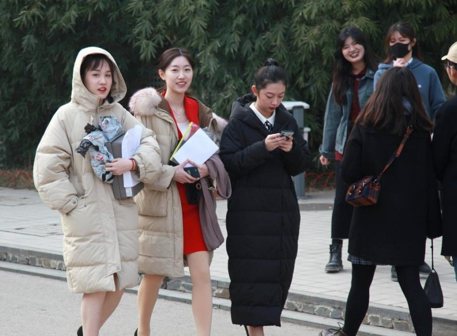 南艺艺考现场火爆 考生寒风中候考