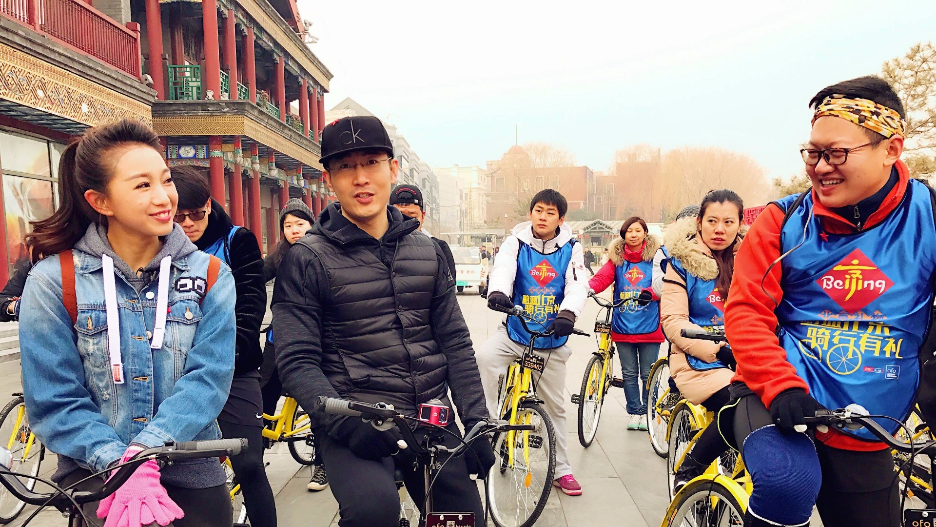 阿龙和“时间妹妹”带骑友们逛北京挑礼物
