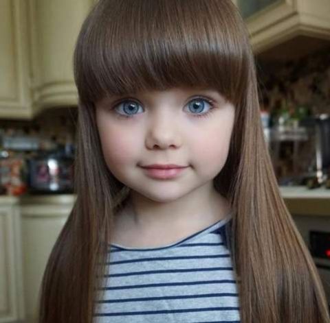 这个6岁小姑娘被封为世界最美的女孩,一双蓝眼