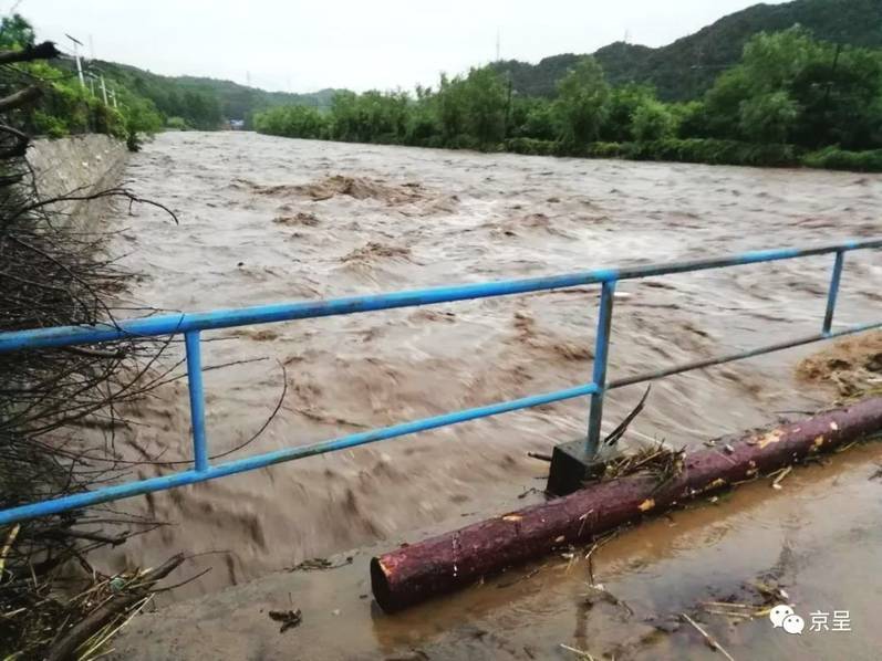 此外，密云区西北部地区出现特大暴雨，部分河道发生洪水。5时，北京市水文总站发布白河洪水黄色预警。