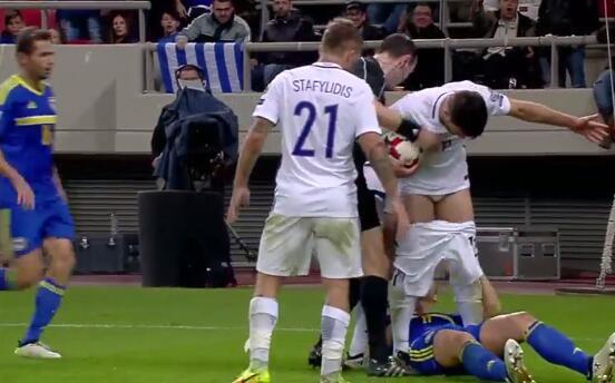 辣眼睛!哲科抱大腿+扒对手短裤 裆下好风光