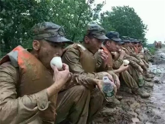 看完朝鲜军人抗洪救灾,再看中国解放军抗洪救