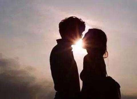 我家出三十万彩礼,岳母陪嫁一辆车,婚礼上看到