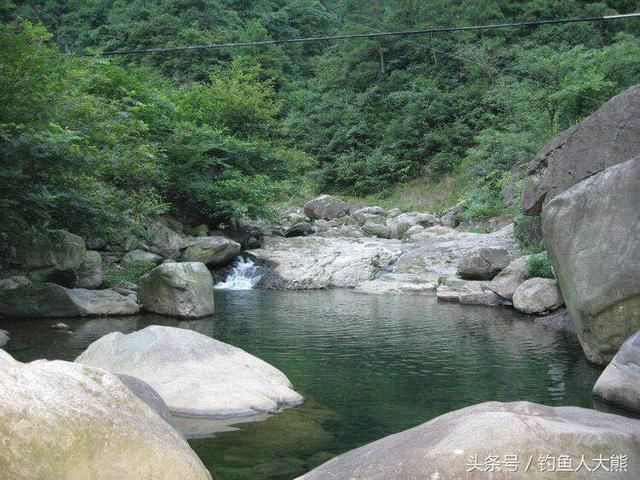 3月初春去深山老林野钓,在一处深潭中钓到1脸
