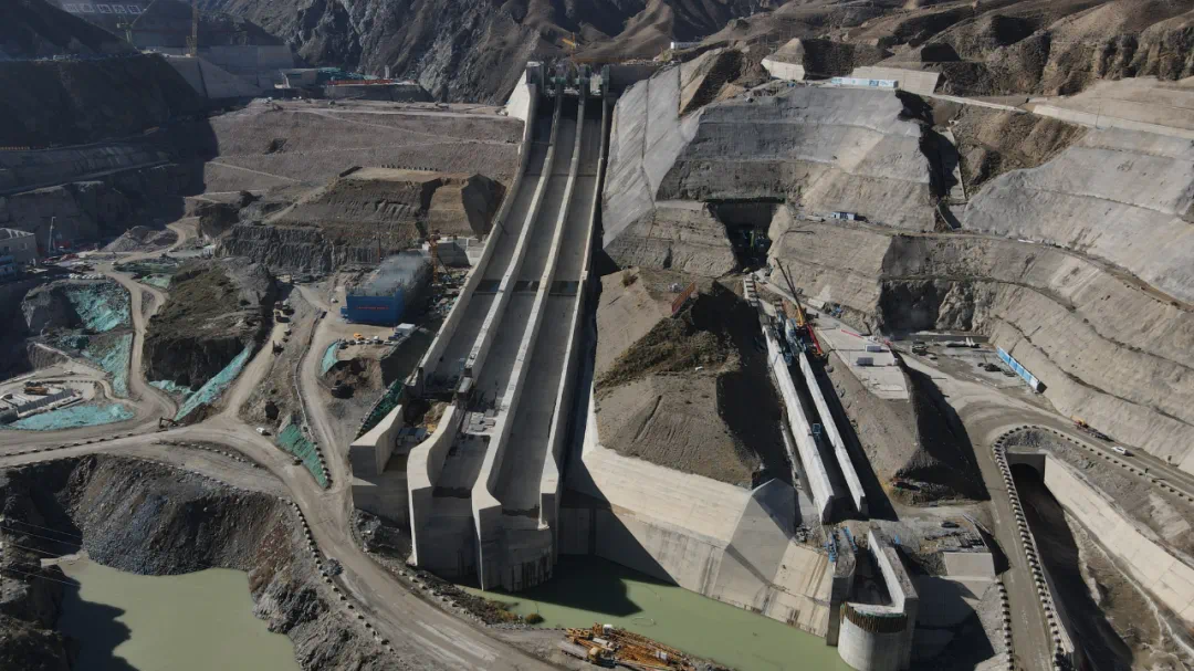 青海羊曲水电站溢洪道工程溢流道开盘浇筑