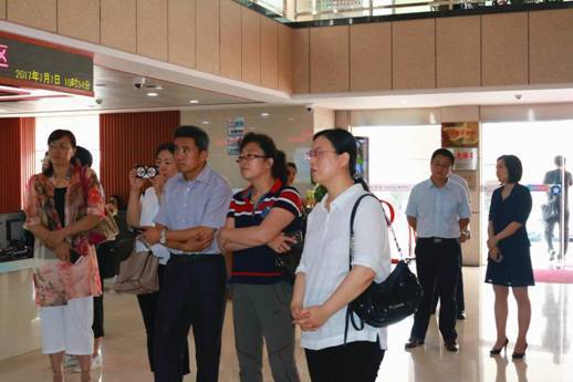 山东省威海市环翠区政府考察团参观街道行政服