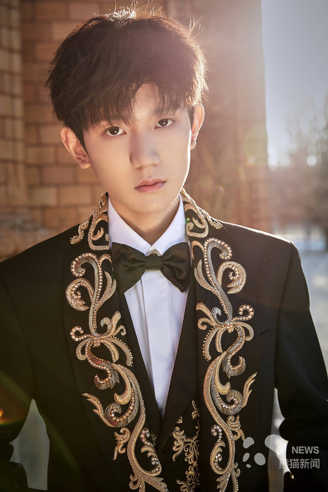 王源亮相第69届柏林电影节 黑金刺绣西装变身