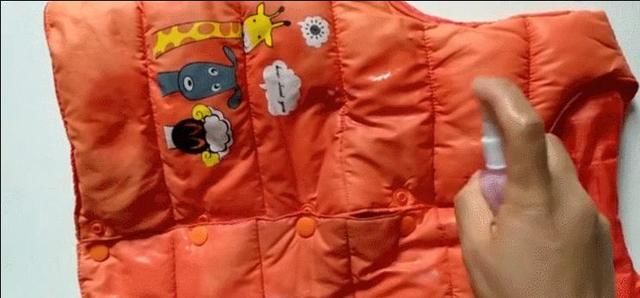 水里加一勺白醋,羽绒服污渍立马去光光,比洗衣