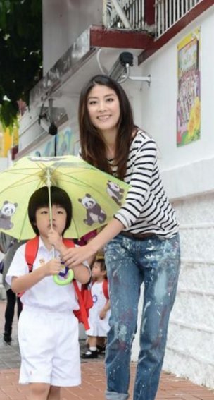 连向华强都要让她3分,身价100亿捐50多所学校