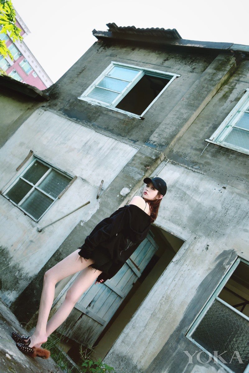 满屏美腿!盖玥希boyfriend风穿搭美帅出街