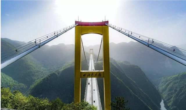 有着世界性的超级工程,它就是四渡河大桥,中国在深山峡谷里修建的全球
