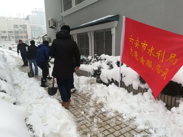 市水利局青年志愿者走进社区扫雪除冰