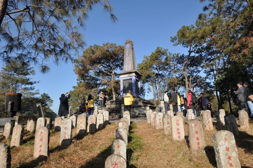 四个鬼子被跪埋在中国军人墓地前,墓碑上两个字,令日本人至今耻辱