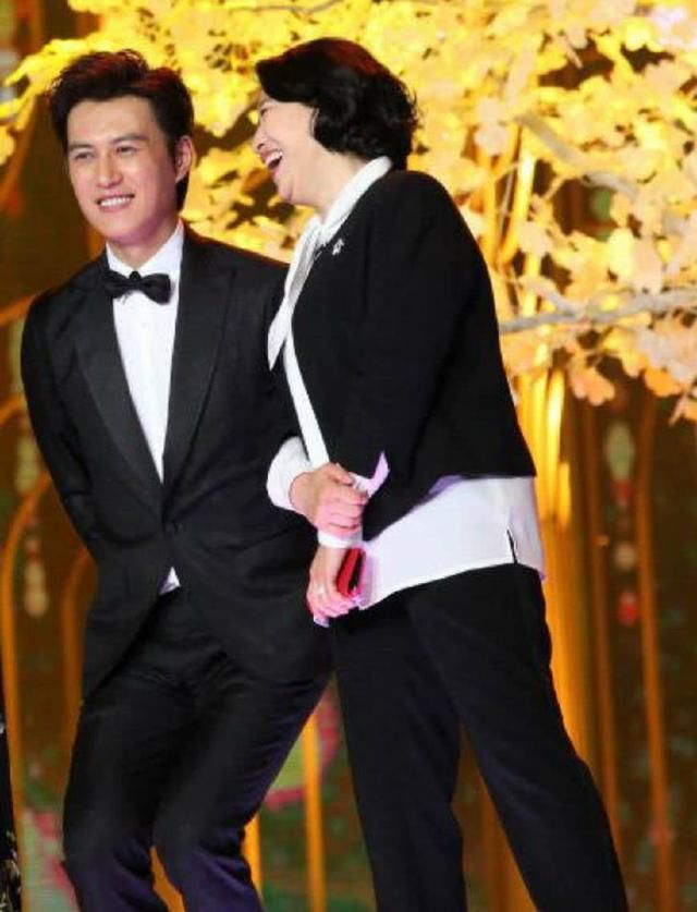 靳东获奖表白妻子,致谢现绅士腿,回归话剧圈,李佳助威甜蜜发糖