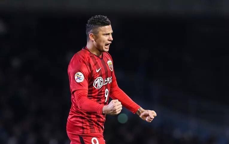 西亚裁判又吹黑哨,上海上港点球漏判!