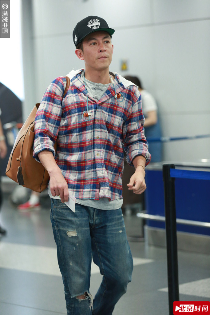 爆完粗口的陈冠希心情不错 机场主动打招呼