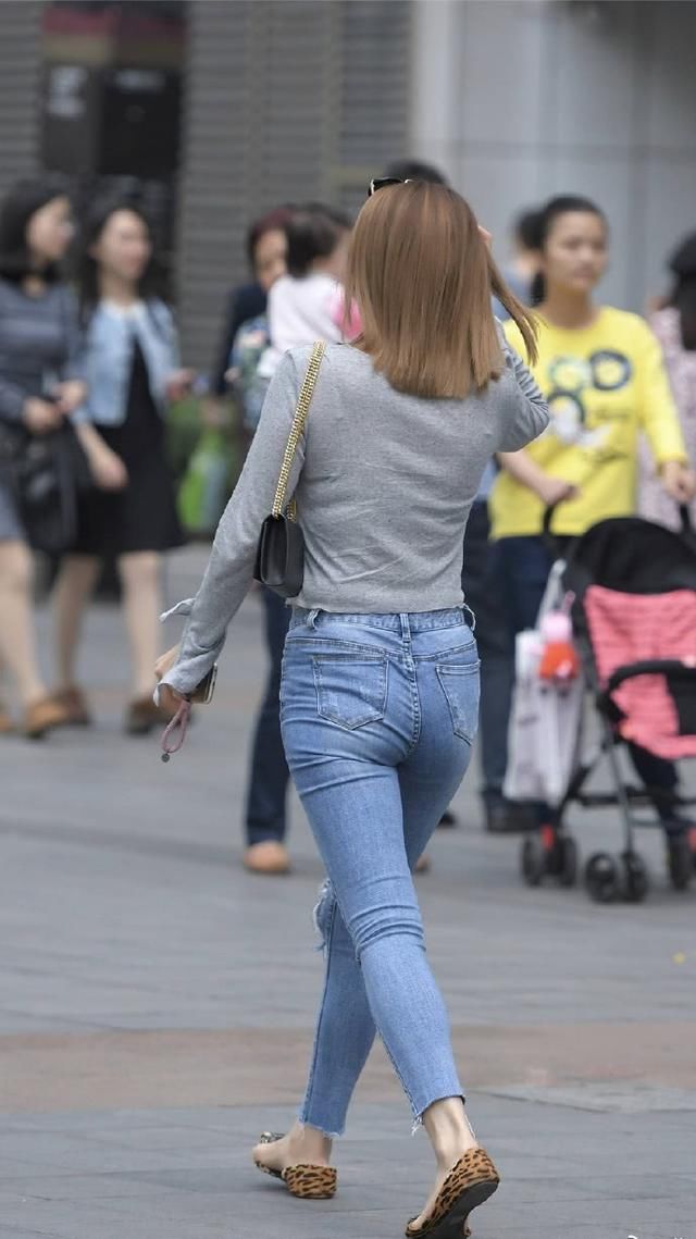 时尚穿搭,蓝色的修身牛仔裤看着普通,穿上之后