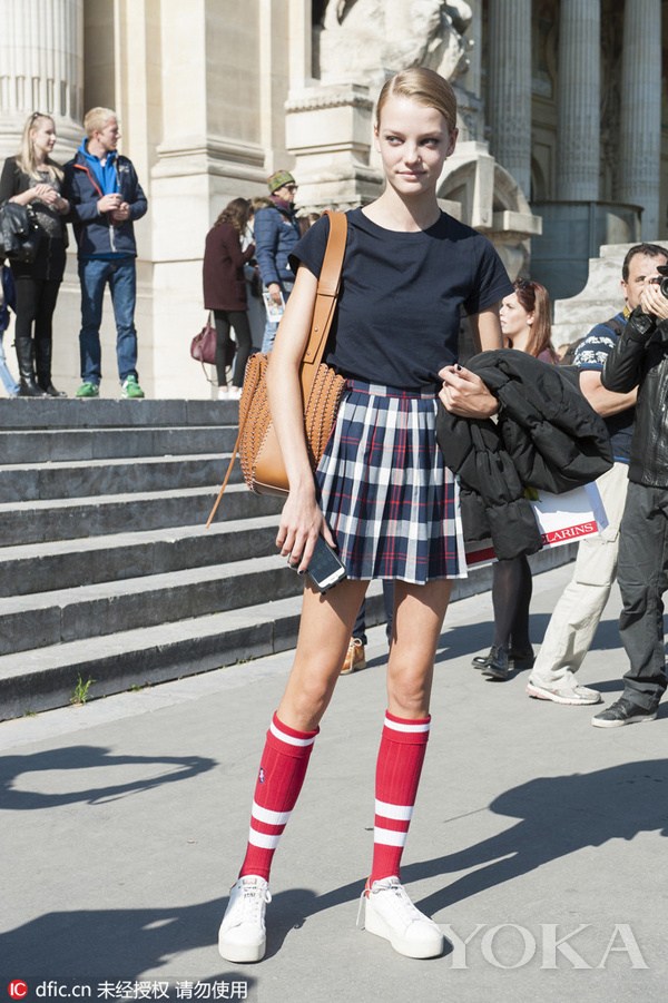 脱掉你的细高跟 裙子+运动鞋才是天生一对 脱掉你的细高跟 裙子+运动鞋才是天生一对