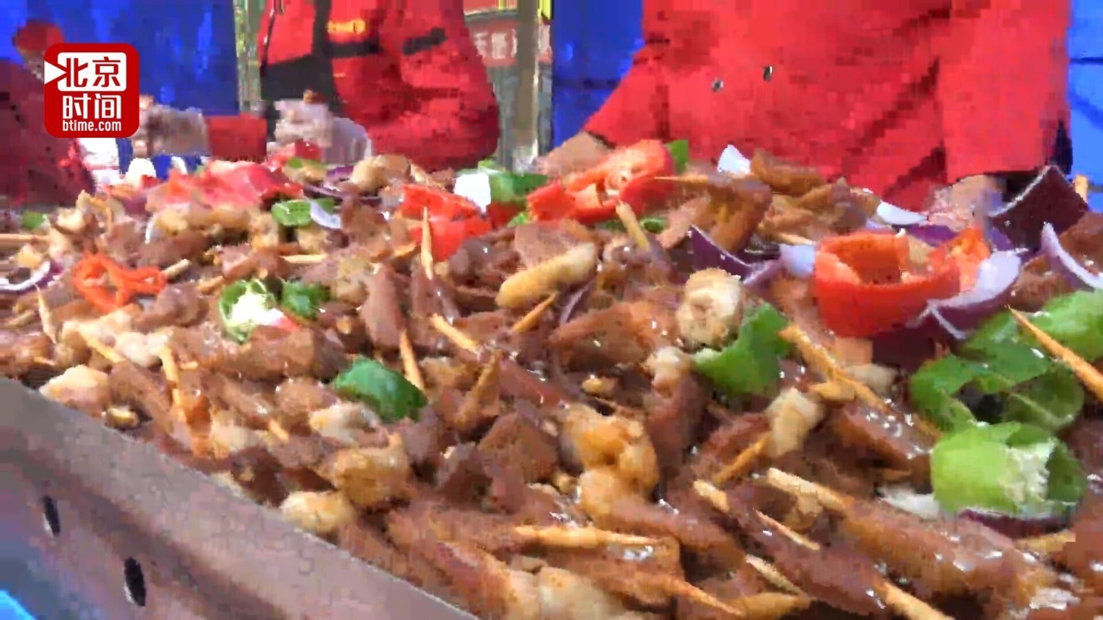 高校大厨烹饪赛呈现饕餮盛宴 制作3米长蛋糕免费吃