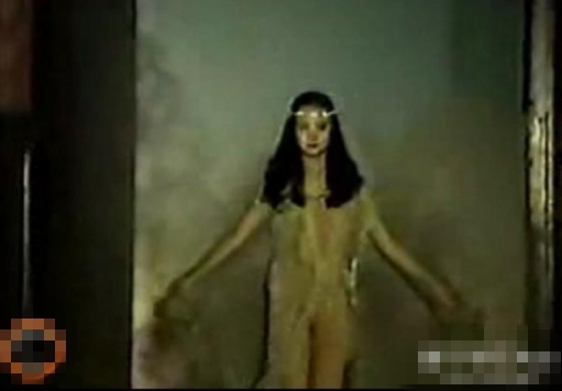 女娲的衣服很薄很透。