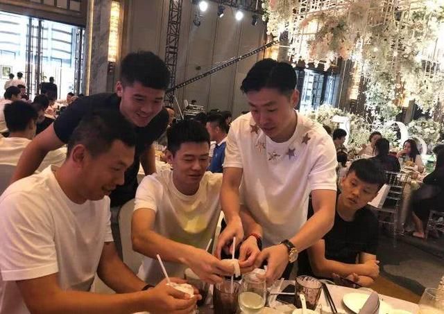 中超球员成香饽饽!恒大替补边缘球员迎娶22岁