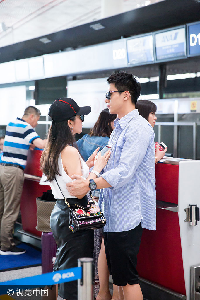 李冰冰与鲜肉男友狂秀恩爱 搂抱摸手分不开 李冰冰与鲜肉男友狂秀恩爱 搂抱摸手分不开