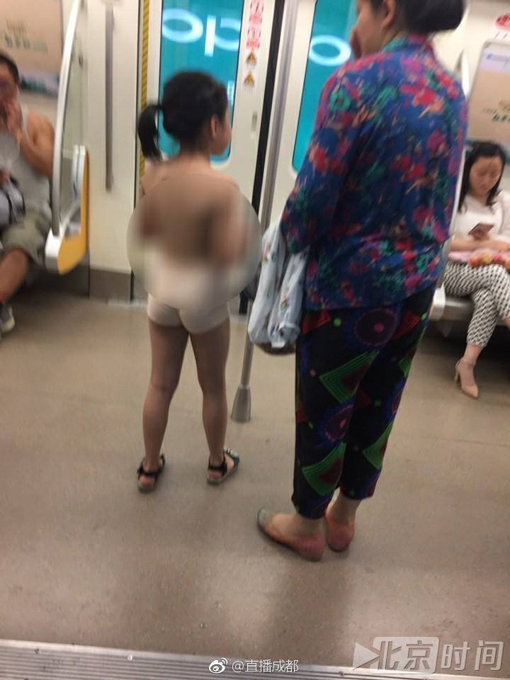 老人带孩子坐地铁 小女孩居然全身只穿一条短裤