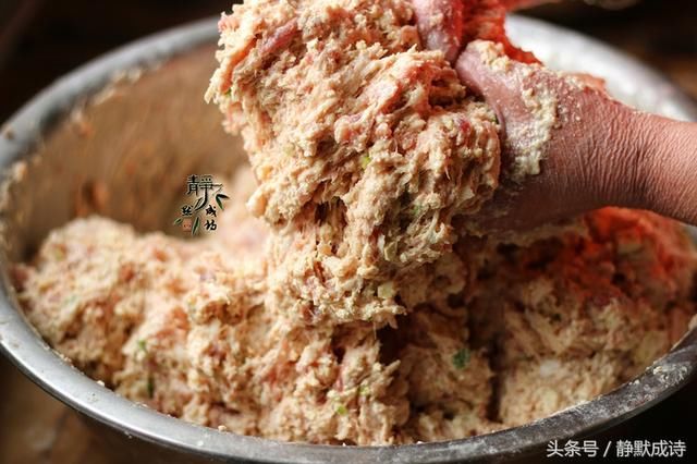 婆婆炸的肉丸又酥又嫩,营养全面,凉后如初,原来