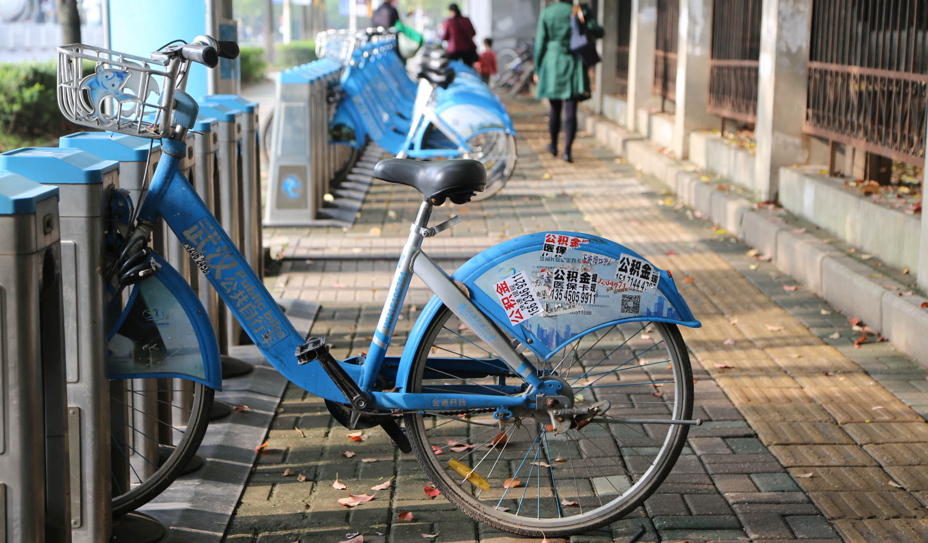 拿什么拯救你,快被小广告们玩坏了的共享单车_北京时间