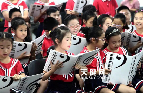 据该团艺术总监,指挥安九六老师介绍,大连保利剧院少儿合唱团一支年轻