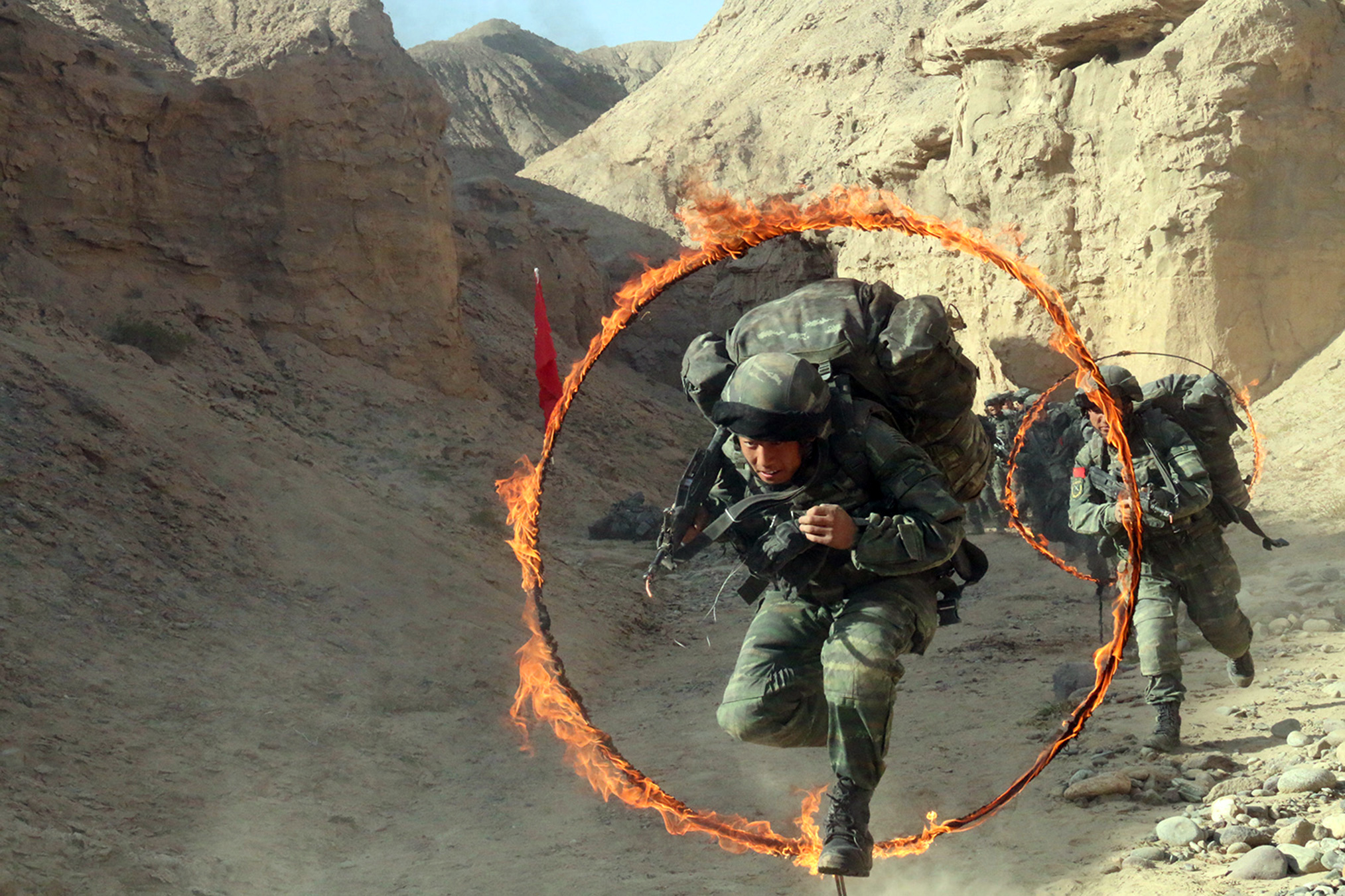 武警新疆总队组织特战队员穿越火障训练。程维峰摄
